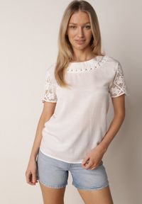 Born2be - Biała Bluzka Ozdobiona Ażurowymi Rękawkami Kelnila. Okazja: na co dzień, do pracy. Kolor: biały. Materiał: jeans. Długość rękawa: krótki rękaw. Długość: długie. Wzór: ażurowy, aplikacja. Styl: casual, klasyczny, elegancki #1