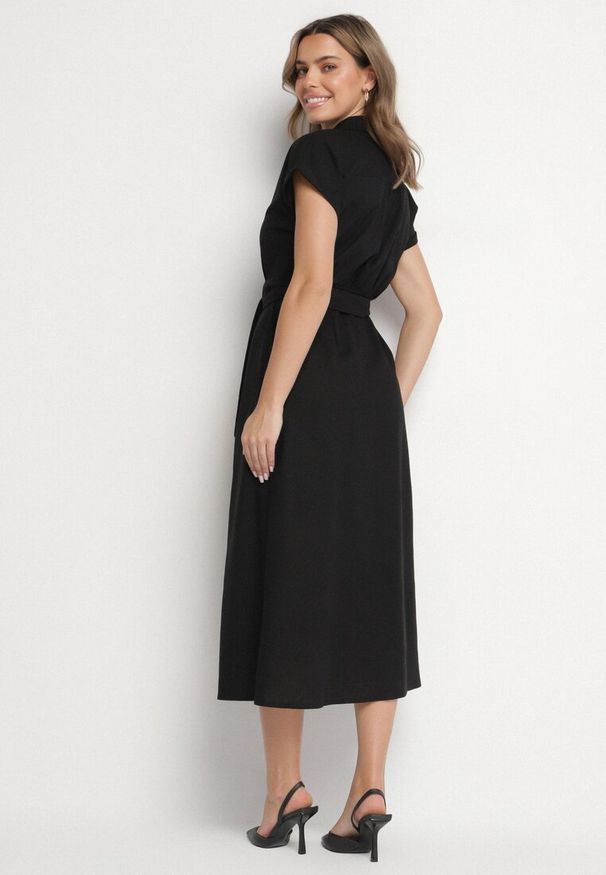 Born2be - Czarna Bawełniana Sukienka Koszulowa na Krótki Rękaw z Dodatkowym Paskiem Callira. Okazja: na co dzień, na spacer. Kolor: czarny. Materiał: bawełna. Długość rękawa: krótki rękaw. Typ sukienki: koszulowe. Styl: casual, elegancki