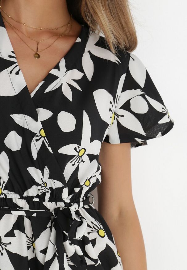 Born2be - Czarna Sukienka Marrie. Kolor: czarny. Materiał: materiał. Długość rękawa: krótki rękaw. Wzór: kwiaty. Sezon: lato. Typ sukienki: kopertowe. Długość: maxi