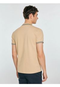 Big-Star - Koszulka męska polo z kontrastowym wykoŅczeniem beżowa Polos 801. Typ kołnierza: polo. Kolor: beżowy. Materiał: dzianina, skóra. Wzór: nadruk. Sezon: lato. Styl: elegancki #6