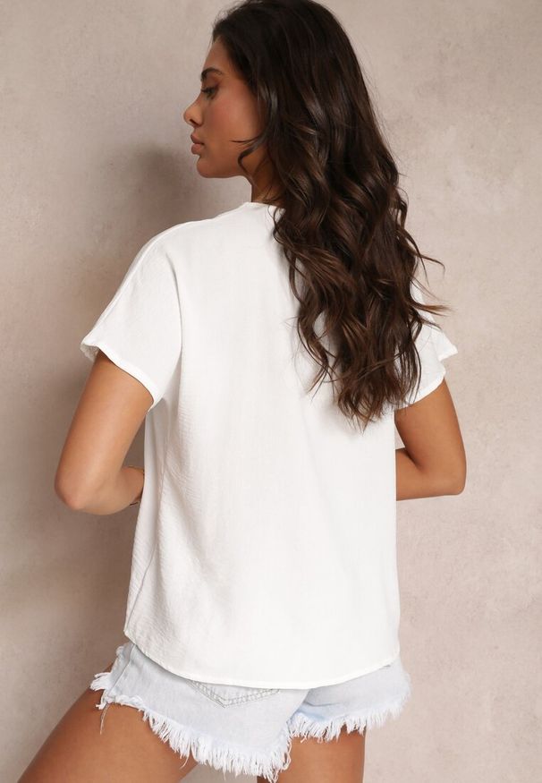 Renee - Biała Rozszerzana Bluzka z Krótkimi Rękawami i Ażurowymi Taśmami Zaylor. Kolor: biały. Długość rękawa: krótki rękaw. Długość: krótkie. Wzór: ażurowy. Sezon: wiosna, lato