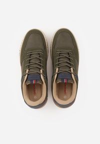 Born2be - Ciemnobeżowe Buty Sportowe Sneakersy Ozdobione Tłoczeniem i Napisami Hermala. Okazja: na co dzień. Kolor: beżowy. Materiał: jeans. Wzór: aplikacja, napisy #2