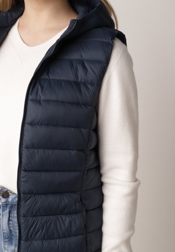 Born2be - Granatowa Pikowana Kamizelka Przejściowa z Kapturem Neanissa. Okazja: na co dzień. Typ kołnierza: kaptur. Kolor: niebieski. Materiał: jeans. Styl: casual