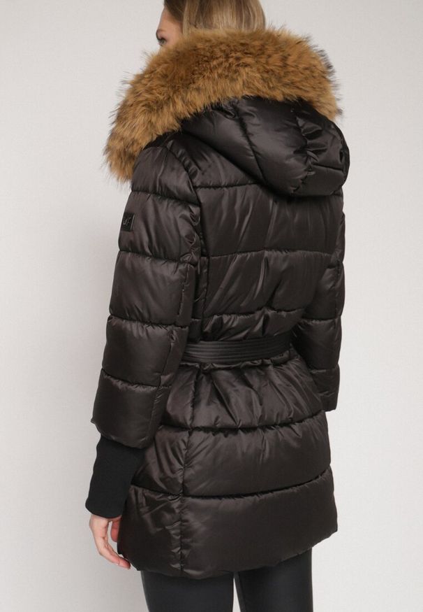 Born2be - Czarna Kurtka z Pikowanymi Przeszyciami Paskiem i Kapturem z Futrem Lidanessa. Okazja: na co dzień. Kolor: czarny. Materiał: futro. Styl: casual