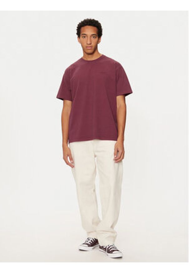 Levi's® T-Shirt Red Tab™ Vintage A0637-0117 Bordowy Boxy Fit. Kolor: czerwony. Materiał: bawełna. Styl: vintage