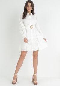 Born2be - Biała Bawełniana Sukienka z Paskiem i Ażurowym Haftem Joannah. Kolor: biały. Materiał: bawełna. Wzór: ażurowy, haft