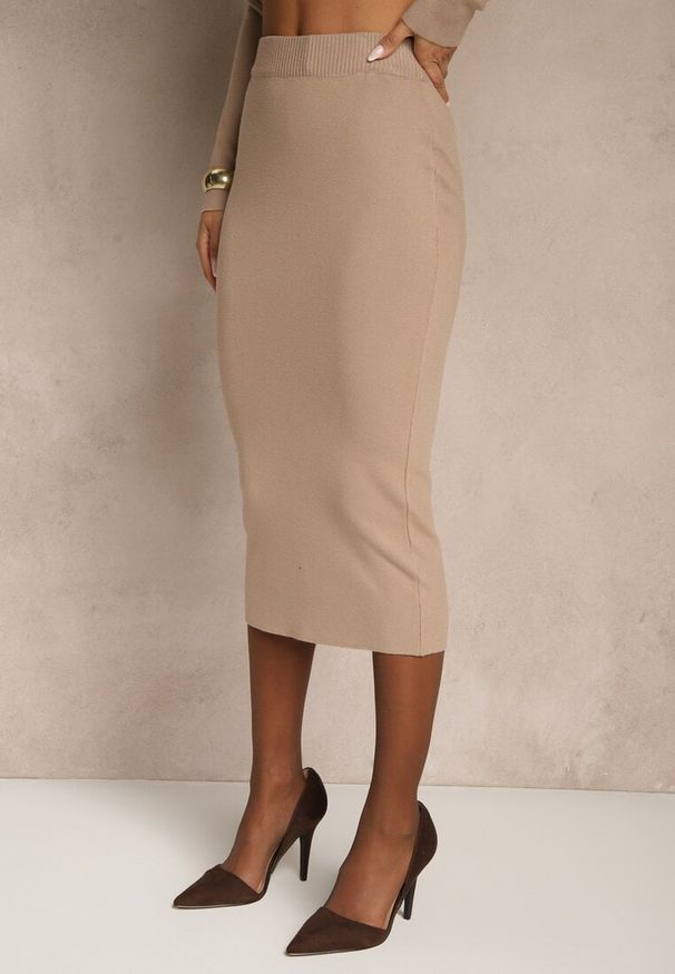 Renee - Beżowy Dzianinowy Komplet z Wiskozą Elegancki Kardigan i Spódnica Unalaia. Kolor: beżowy. Materiał: wiskoza, dzianina