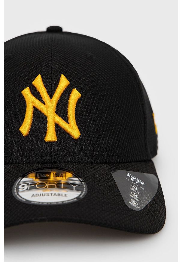 New Era czapka kolor czarny z aplikacją. Kolor: czarny. Wzór: aplikacja