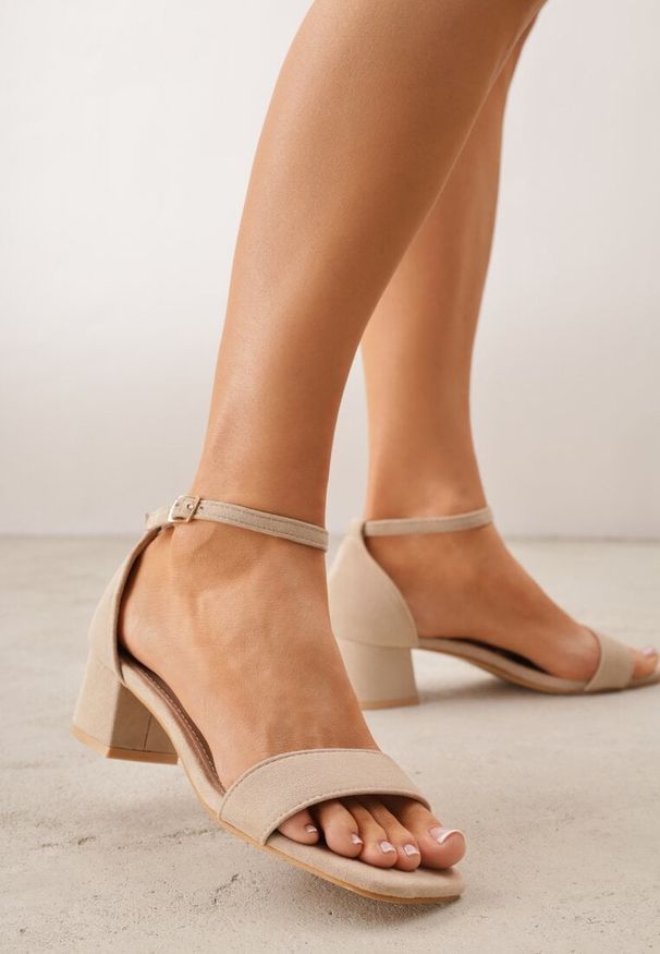 Renee - Ciemnobeżowe Eleganckie Sandały VICES na Klockowym Obcasie z Paskiem Wokół Kostki Undimora. Zapięcie: pasek. Kolor: beżowy. Materiał: zamsz, skóra. Sezon: lato. Obcas: na obcasie. Styl: elegancki. Wysokość obcasa: średni