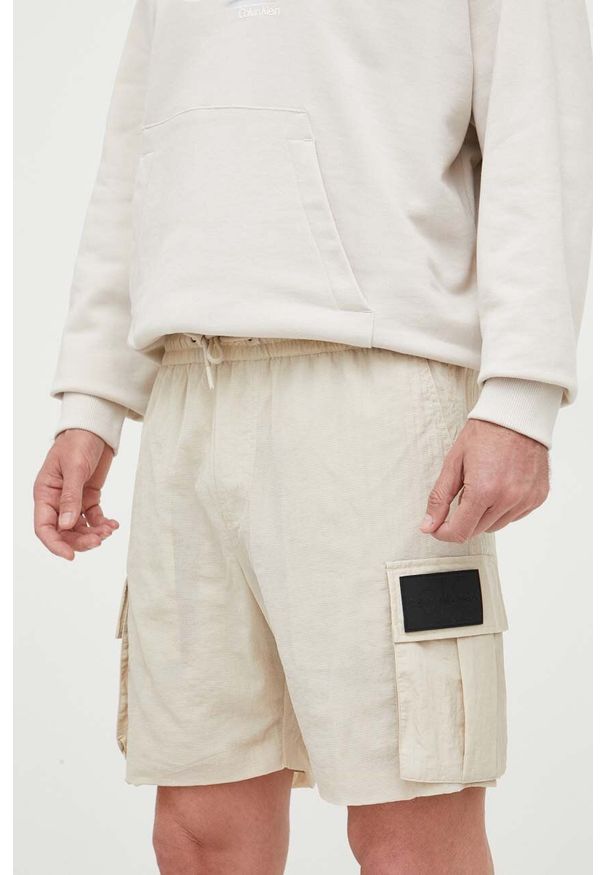 Calvin Klein Jeans szorty męskie kolor beżowy. Kolor: beżowy. Materiał: tkanina