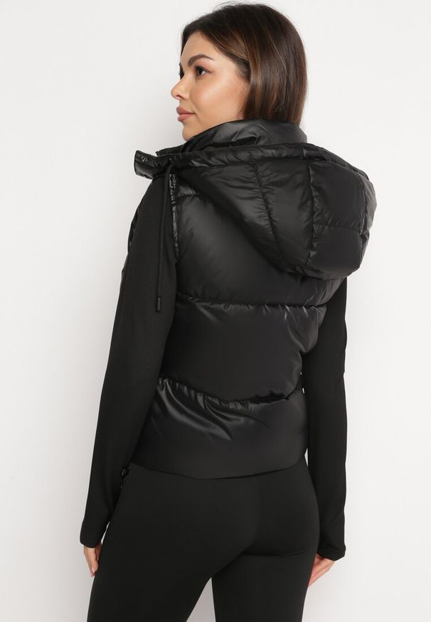 Born2be - Czarna Pikowana Kamizelka z Odpinanym Kapturem Winncea. Okazja: na co dzień. Kolor: czarny. Materiał: jeans. Styl: casual