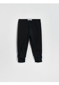 Reserved - Krótkie legginsy z marszczeniem - czarny. Kolor: czarny. Materiał: bawełna. Długość: krótkie #1