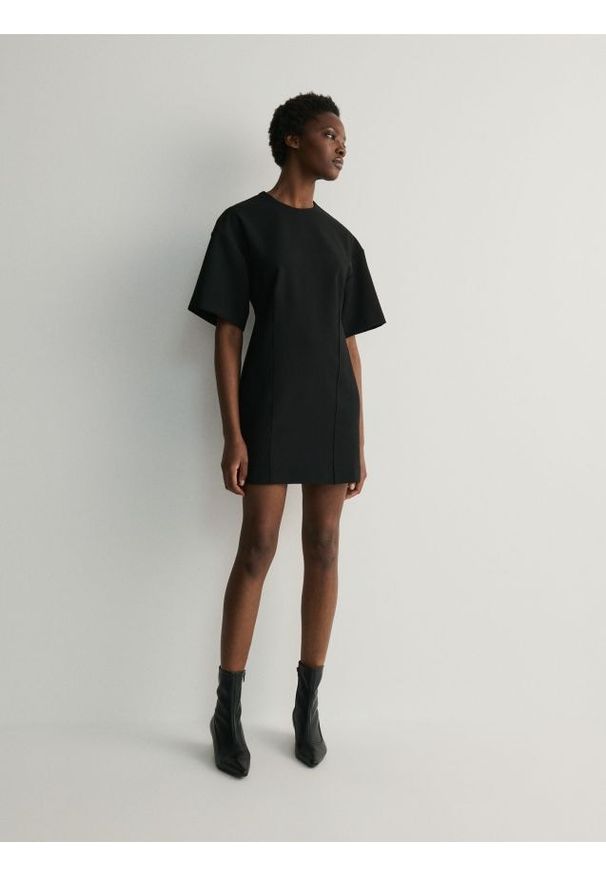 Reserved - Gładka sukienka mini - czarny. Kolor: czarny. Materiał: tkanina, wiskoza. Wzór: gładki. Typ sukienki: proste. Długość: mini