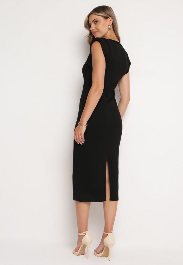 Born2be - Czarna Sukienka Bodycon z Prążkowanej Dzianiny z Rozcięciem Roleria. Okazja: na co dzień. Kolor: czarny. Materiał: dzianina, prążkowany. Długość rękawa: bez rękawów. Typ sukienki: bodycon. Styl: elegancki, casual
