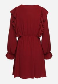 Born2be - Bordowa Rozkloszowana Sukienka o Kopertowym Kroju z Falbankami Celonara. Okazja: na imprezę. Typ kołnierza: kołnierz z falbankami. Kolor: czerwony. Typ sukienki: kopertowe. Styl: elegancki #5