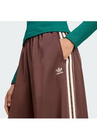 Adidas - adidas Spodnie dresowe adicolor Satin KD2541 Brązowy Wide Leg. Kolor: brązowy. Materiał: syntetyk #5