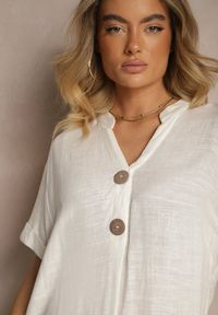 Renee - Biała Sukienka z Bawełny o Pudełkowym Kroju z Dużymi Guzikami Elanorella. Okazja: na co dzień. Typ kołnierza: dekolt w kształcie V. Kolor: biały. Materiał: bawełna. Sezon: lato. Styl: elegancki, casual