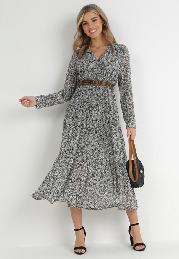 Born2be - Biało-Czarna Sukienka Rozkloszowana w Kwiaty z Paskiem Khito. Okazja: na co dzień. Typ kołnierza: dekolt w serek. Kolor: czarny. Długość rękawa: długi rękaw. Wzór: kwiaty. Styl: casual, elegancki, klasyczny