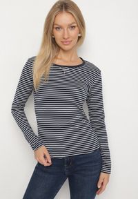 Born2be - Granatowa Bluzka Typu Longsleeve w Paski Ozdobiona Cyrkoniami Ralinella. Okazja: na co dzień. Kolor: niebieski. Materiał: jeans. Długość rękawa: długi rękaw. Wzór: paski, aplikacja. Styl: elegancki, casual, klasyczny #6