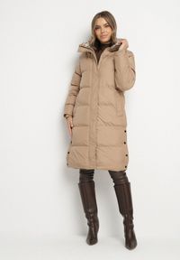 Born2be - Ciemnobeżowa Długa Kurtka Pikowana z Kapturem Genama. Okazja: na co dzień, na spacer. Typ kołnierza: kaptur. Kolor: beżowy. Materiał: poliester, dzianina, jeans. Długość: długie. Styl: klasyczny, casual #4