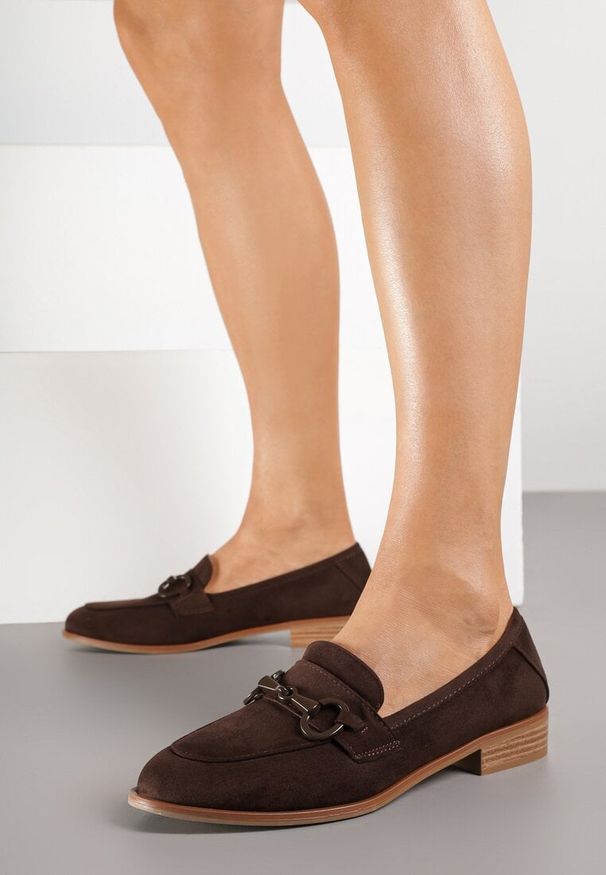 Renee - Brązowe Mokasyny Vices z Wkładką ze Skóry Naturalnej Zdobione Łańcuszkiem Delariona. Kolor: brązowy. Materiał: skóra. Wzór: aplikacja. Obcas: na płaskiej podeszwie. Styl: elegancki