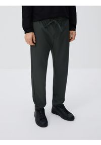 Reserved - Spodnie joggery - ciemnozielony. Kolor: zielony. Materiał: tkanina, wiskoza