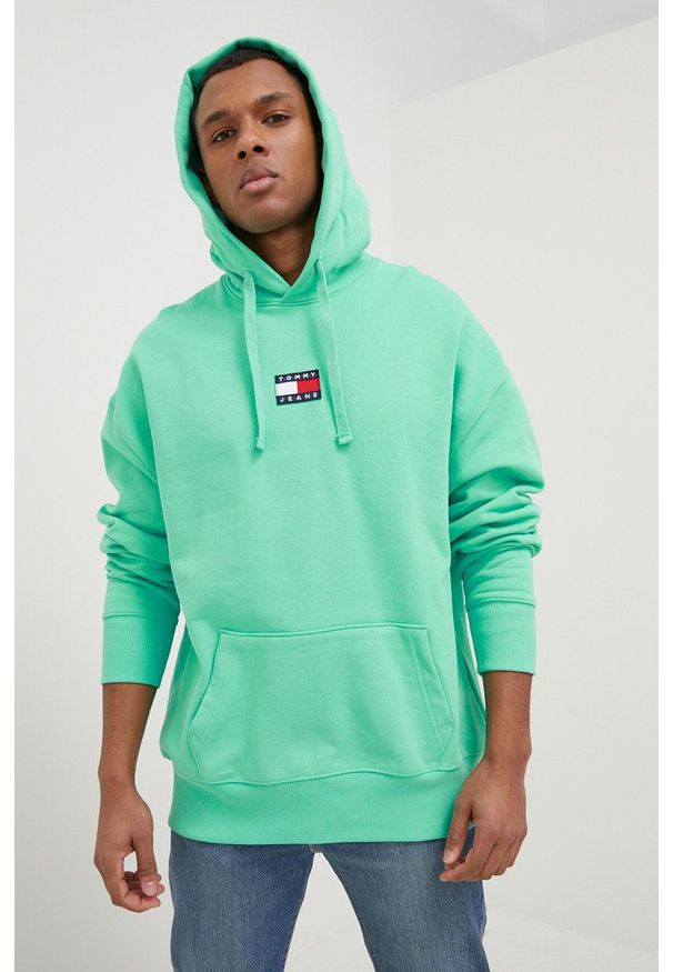 Tommy Jeans bluza bawełniana męska kolor zielony z kapturem z aplikacją. Typ kołnierza: kaptur. Kolor: zielony. Materiał: bawełna. Wzór: aplikacja