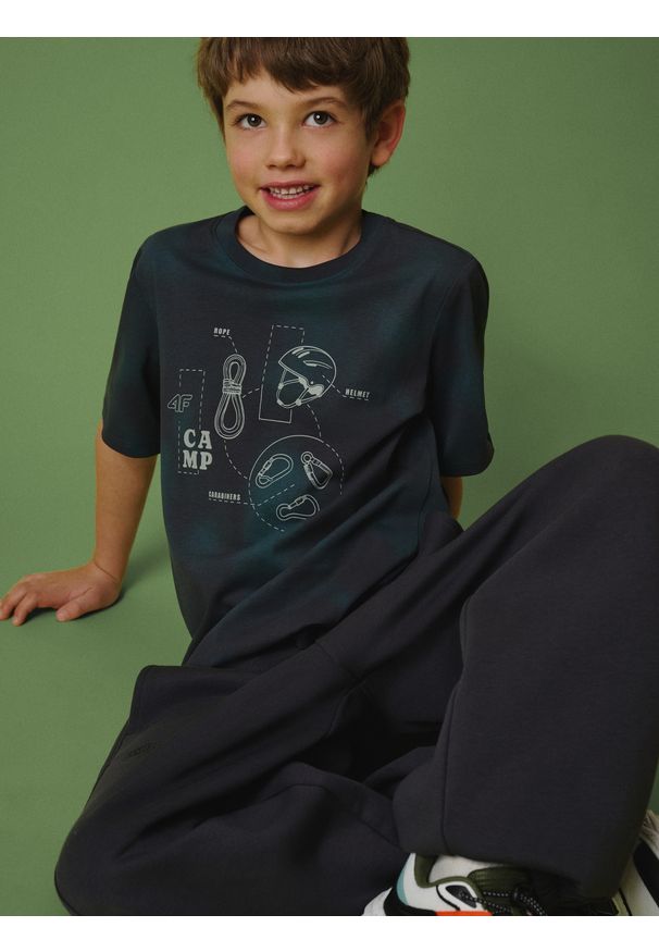 4f - 4F T-shirt regular z nadrukiem chłopięcy - szary 164 (13-14 lat). Okazja: na co dzień. Kolor: szary. Materiał: dzianina, bawełna. Wzór: nadruk. Sezon: lato. Styl: casual