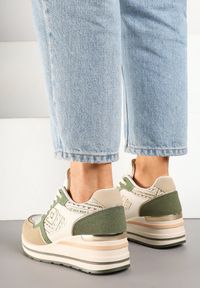 Renee - Ciemnobeżowe Sneakersy na Koturnie z Geometrycznym Wzorem i Brokatem Tillineira. Okazja: na co dzień. Zapięcie: sznurówki. Kolor: beżowy. Materiał: jeans. Wzór: geometria. Obcas: na koturnie #6