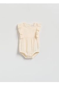Reserved - Muślinowe body z falbanką - kremowy. Kolor: kremowy. Materiał: bawełna, tkanina #1