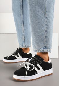 Renee - Czarne Sneakersy Ozdobione Geometrycznym Motywem Telindrela. Okazja: na co dzień. Kolor: czarny. Materiał: jeans. Wzór: geometria, aplikacja