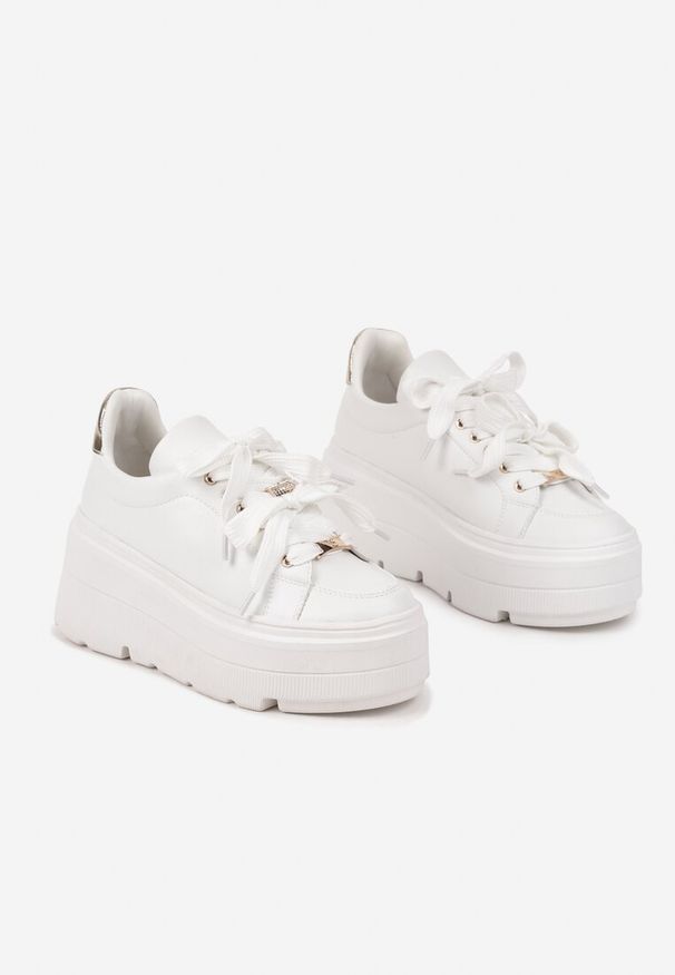 Born2be - Białe Płaskie Sznurowane Sneakersy Vices Ozdobione Metalicznymi Wstawkami Nelaviraen. Okazja: na co dzień. Zapięcie: sznurówki. Kolor: biały. Wzór: aplikacja. Sezon: wiosna, lato. Obcas: na obcasie. Wysokość obcasa: niski