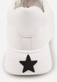 Born2be - Białe Sneakersy VICES z Metaliczną Wstawką Perforacją i Gwiazdą Edanatia. Okazja: na co dzień. Kolor: biały. Materiał: jeans. Wzór: aplikacja #9