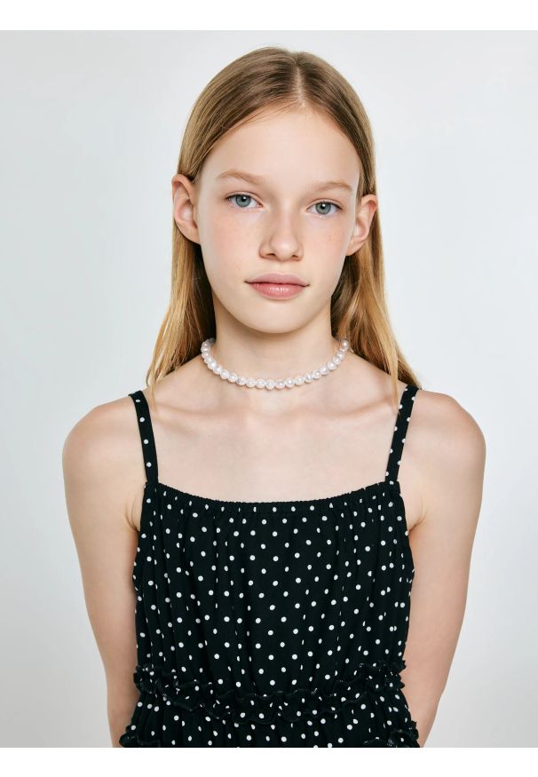Big-Star - Sukienka dziewczęca na ramiączkach w kropki czarna Mircesi 906. Okazja: na randkę. Typ kołnierza: kołnierz z falbankami. Kolor: czarny. Materiał: wiskoza, żakard. Długość rękawa: na ramiączkach. Wzór: kropki. Sezon: lato. Styl: wakacyjny, klasyczny