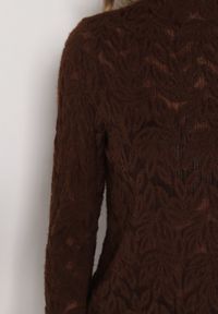 Born2be - Brązowa Koronkowa Bluzka ze Stójką i Rozszerzanymi Rękawami Nefina. Okazja: na co dzień. Typ kołnierza: kołnierzyk stójkowy. Kolor: brązowy. Materiał: koronka. Wzór: aplikacja. Styl: klasyczny, casual, elegancki #4