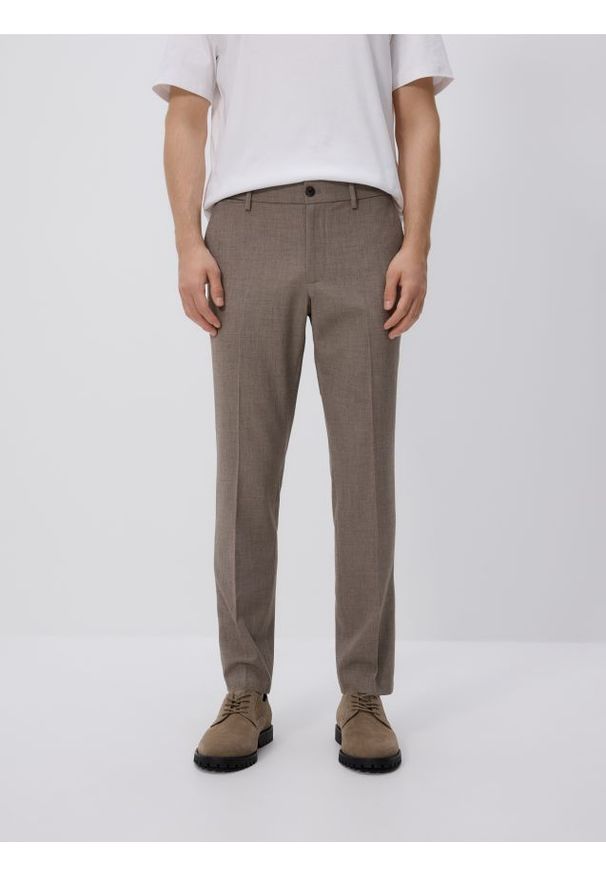 Reserved - Spodnie chino slim z wiskozą - brązowy. Kolor: brązowy. Materiał: wiskoza