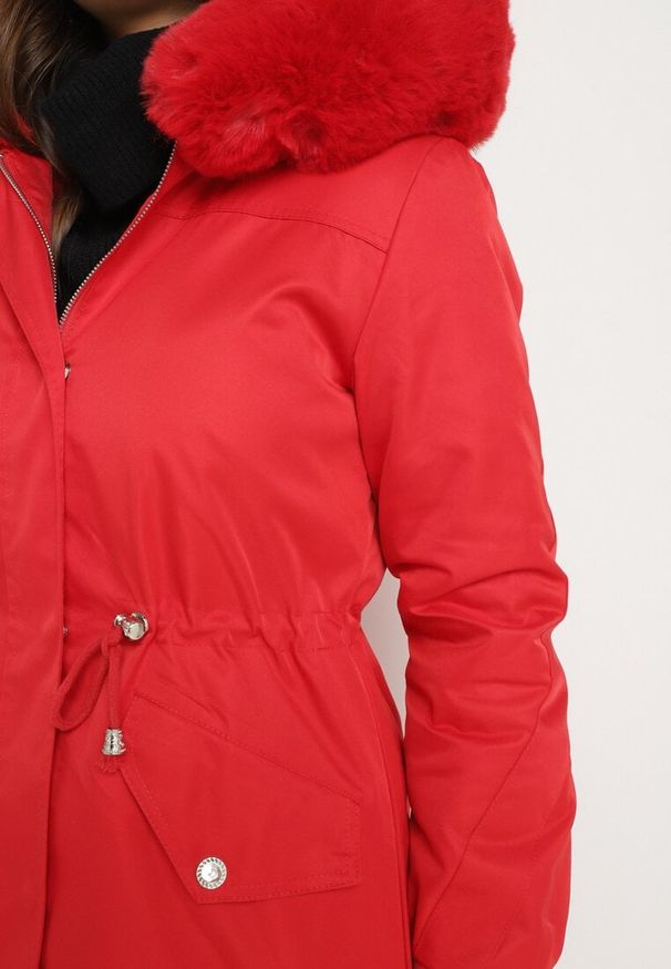 Born2be - Czerwona Kurtka Parka z Odpinanym Futerkowym Obszyciem przy Kapturze Inelithrae. Okazja: na co dzień. Typ kołnierza: golf. Kolor: czerwony. Materiał: jeans. Sezon: zima. Styl: klasyczny, casual, elegancki