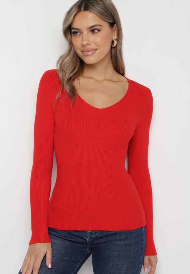 Born2be - Czerwony Sweter Prążkowany z Trójkątnym Dekoltem Vorila. Okazja: na co dzień. Kolor: czerwony. Materiał: prążkowany. Styl: casual, elegancki