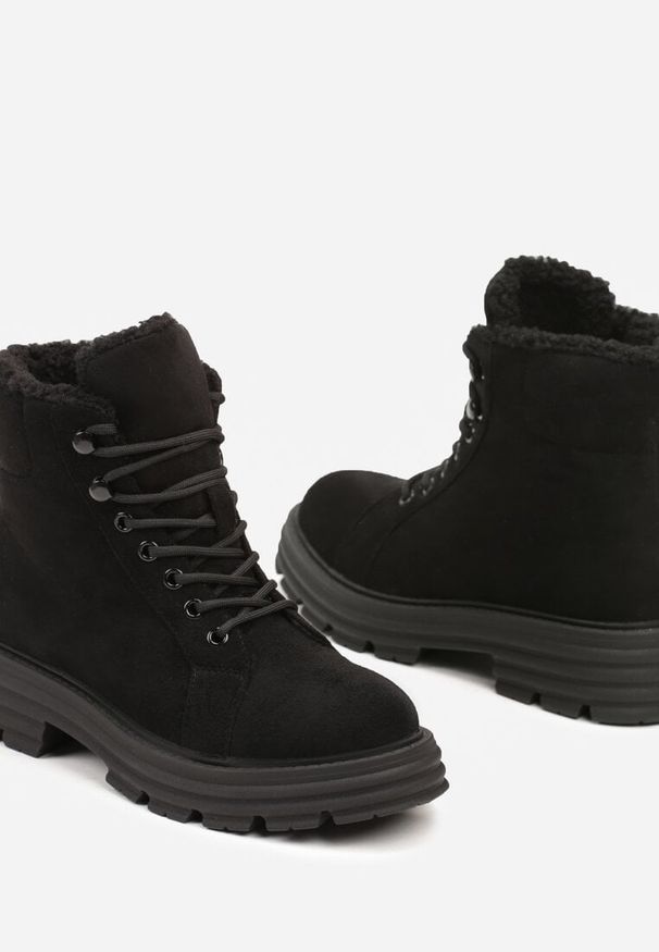 Born2be - Czarne Traperki na Tłoczonej Podeszwie z Futerkowymi Wstawkami Naritia. Okazja: na co dzień. Kolor: czarny. Materiał: jeans, wełna. Obcas: na obcasie. Styl: elegancki, casual. Wysokość obcasa: niski