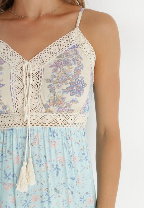 Born2be - Jasnoniebieska Sukienka Bakrey. Kolor: niebieski. Materiał: wiskoza, tkanina, koronka. Długość rękawa: na ramiączkach. Wzór: nadruk, aplikacja, kwiaty. Sezon: lato. Długość: maxi