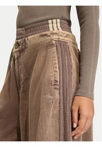 Adidas - adidas Spodnie materiałowe Corduroy Sst KD8782 Brązowy Wide Leg. Kolor: brązowy. Materiał: bawełna #3