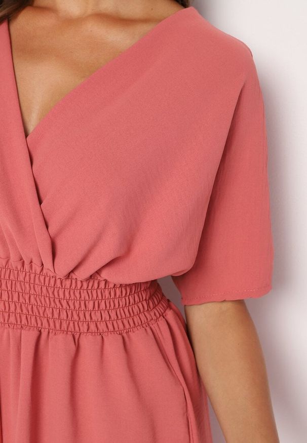 Born2be - Różowy Kombinezon z Zakładkowym Dekoltem i Gumką w Talii Belandrea. Okazja: na co dzień. Kolor: różowy. Materiał: jeans. Długość rękawa: krótki rękaw. Długość: krótkie. Sezon: lato. Styl: casual, elegancki, sportowy