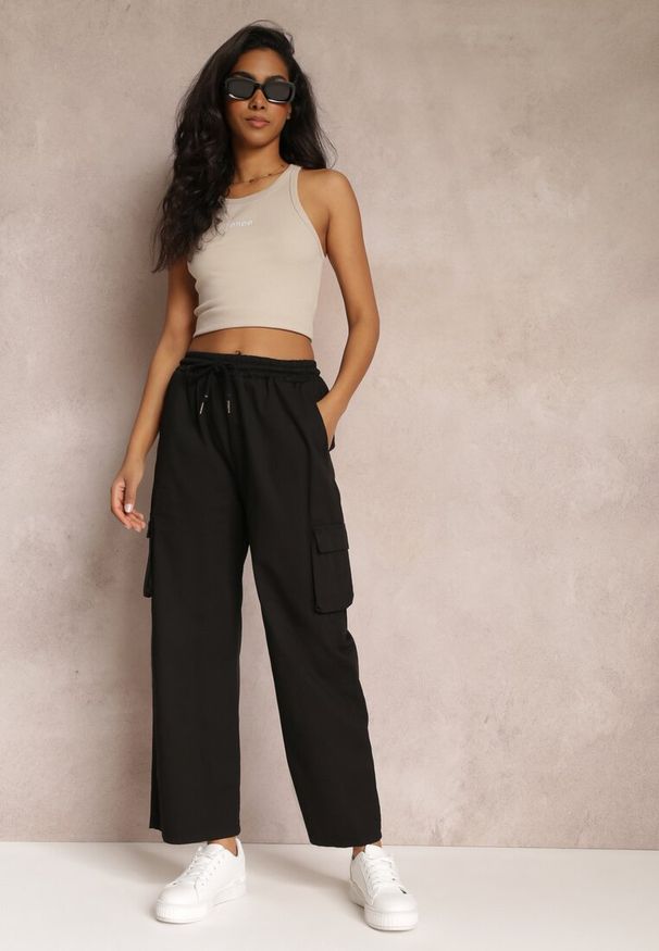 Renee - Czarne Spodnie Cargo z Szerokimi Nogawkami i Gumką w Talii Zael. Okazja: na co dzień. Kolor: czarny. Wzór: aplikacja. Styl: casual