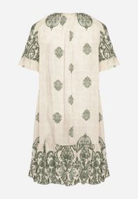 Born2be - Zielona Wiskozowa Sukienka w Stylu Boho z Frędzlami i Falbankami Korilia. Typ kołnierza: kołnierz z falbankami. Kolor: zielony. Materiał: wiskoza. Sezon: lato. Styl: boho #7
