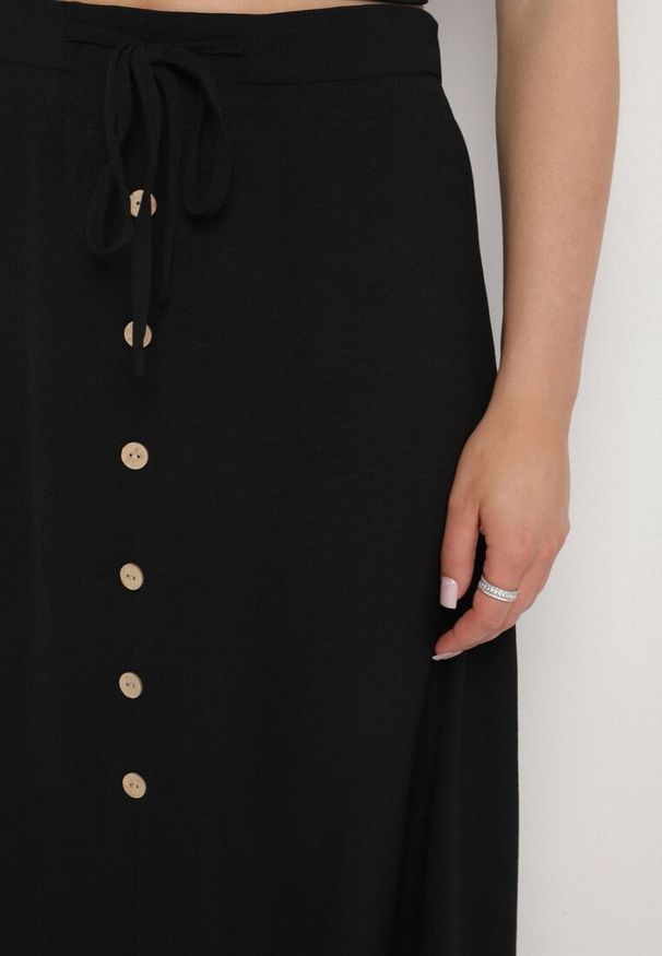 Born2be - Czarna Asymetryczna Spódnica z Falbanami i Ozdobnymi Guzikami Marolana. Okazja: na co dzień. Kolor: czarny. Wzór: gładki. Styl: casual, elegancki