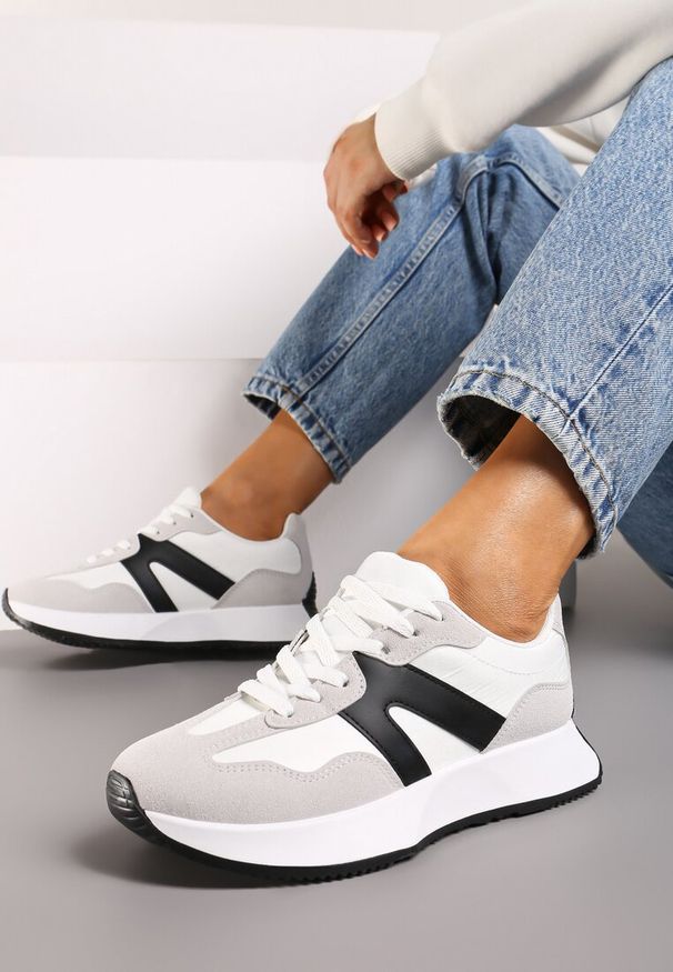 Renee - Białe Sneakersy na Płaskiej Podeszwie z Geometryczną Wstawką Sewla. Okazja: na co dzień. Kolor: biały. Materiał: jeans. Wzór: geometria. Obcas: na płaskiej podeszwie