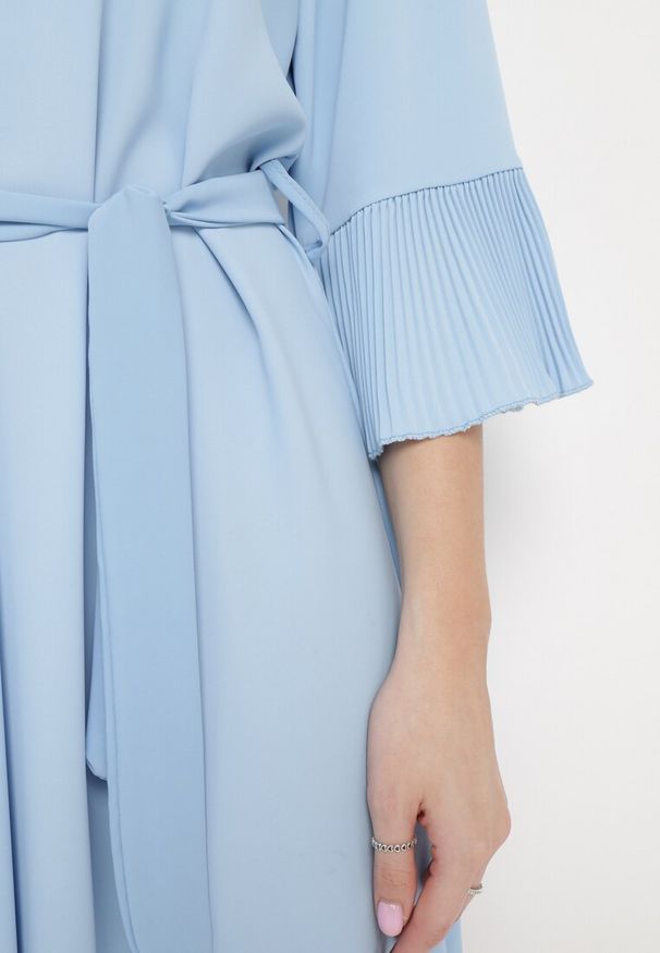 Born2be - Niebieska Sukienka Mini z Paskiem w Talii i Plisowanymi Rękawami Urssalia. Okazja: na co dzień. Kolor: niebieski. Typ sukienki: proste. Styl: casual, elegancki. Długość: mini