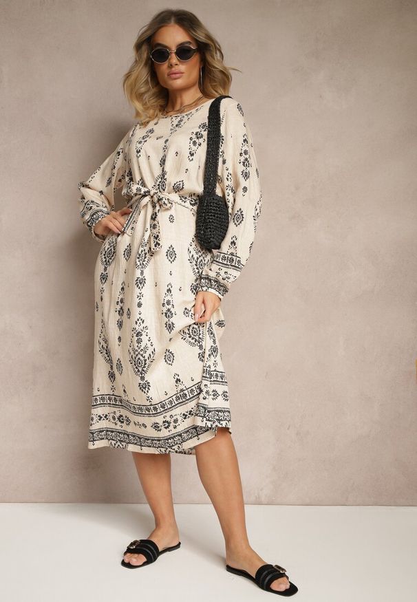 Renee - Jasnobeżowa Pudełkowa Sukienka Boho w Etniczne Wzory z Paskiem Lisalenea. Okazja: na co dzień. Kolor: beżowy. Długość rękawa: długi rękaw. Sezon: lato. Styl: boho