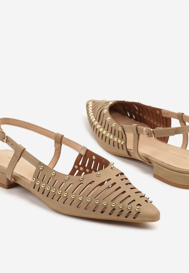 Born2be - Ciemnobeżowe Sandały Vices Typu Mule Ozdobione Wycięciami i Nitami Vevistra. Okazja: na co dzień. Kolor: beżowy. Wzór: aplikacja. Styl: casual, elegancki