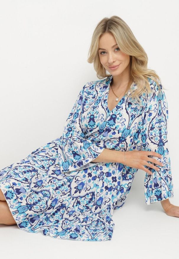 Born2be - Niebieska Rozkloszowana Sukienka z Wiskozą w Ornamentalny Wzór Ravapia. Okazja: na spacer, na co dzień. Typ kołnierza: dekolt w kształcie V. Kolor: niebieski. Materiał: wiskoza. Sezon: lato. Styl: casual